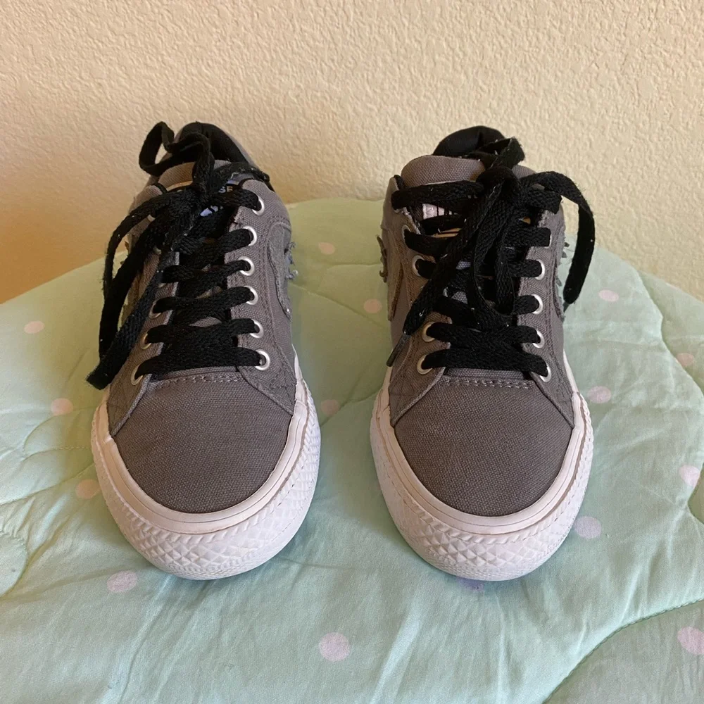 Unisex Kids Gray Converse size 2.